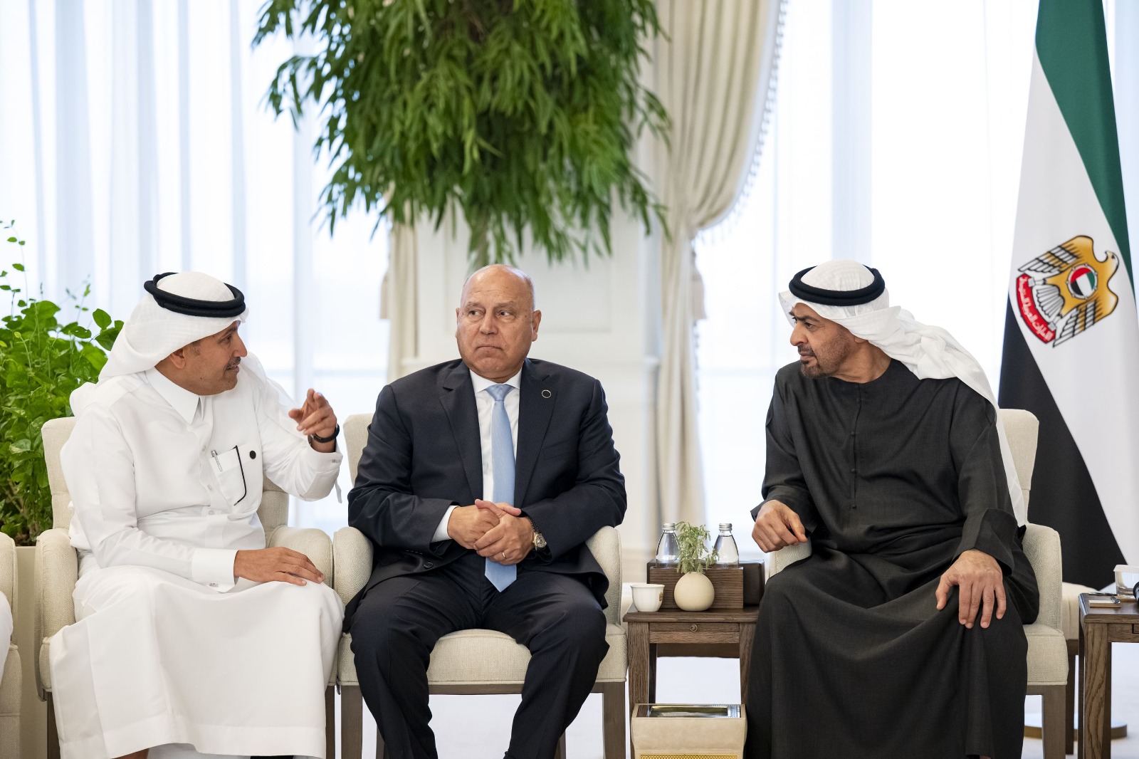 محمد بن زايد يستقبل المشاركين في معرض ومؤتمر«جلوبال ريل 2025» (فيديو)